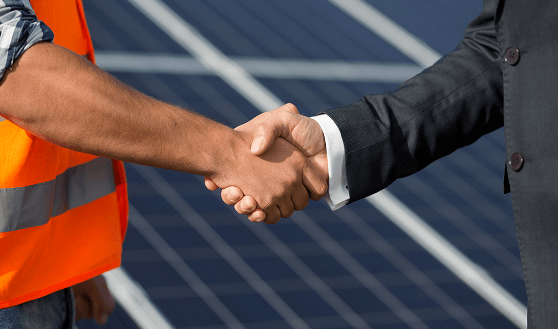 deux hommes se serrent la main