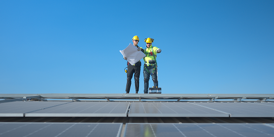 deux techniciens sur des panneaux solaires